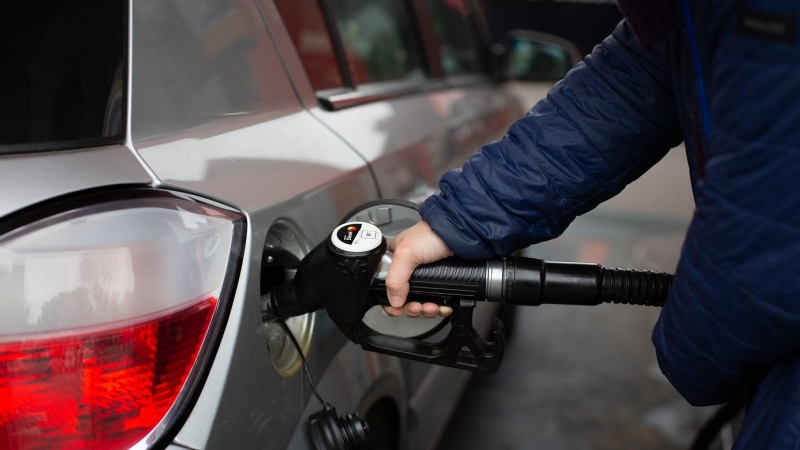 11/03/2022-Un hombre reposta gasolina en una gasolinera, a 11 de marzo, en Barcelona, Cataluña