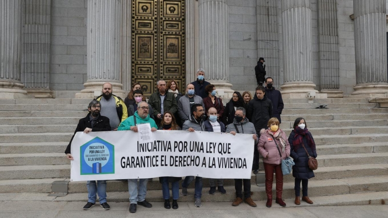 31/03/2022.- Miembros de las organizaciones que este jueves han presentado en el Congreso de los Diputados, 60 enmiendas a la ley por el derecho de vivienda presentada por el Gobierno que serán registradas a través de los grupos políticos que dan apoyo a