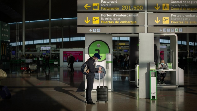 Un hombre con una maleta en el aeropuerto de El Prat, en Barcelona. E.P./David Zorrakino