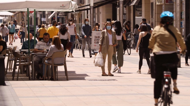 1/4/22-Personas paseando por Vitoria, a 16 de julio de 2021.