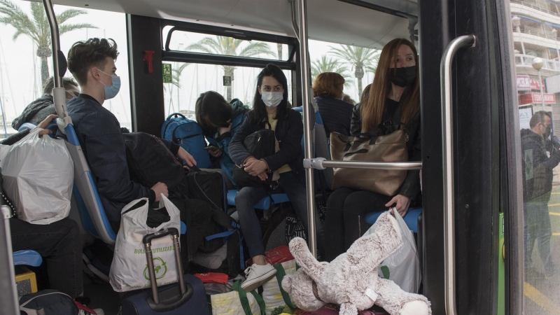 Un autobús lleno de refugiados ucranianos les traslada a un complejo hotelero en Balears el 30 de marzo de 2022.