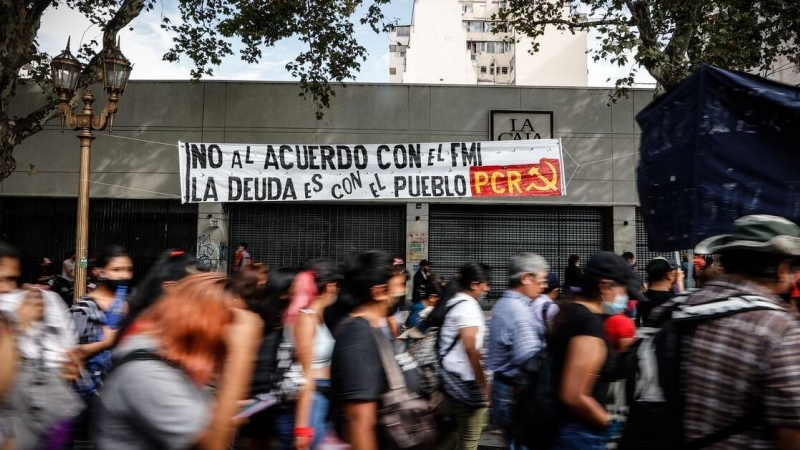 01/04/2022 - Manifestantes participan en una protesta contra el acuerdo alcanzado entre el Gobierno Nacional y el Fondo Monetario Internacional (FMI).