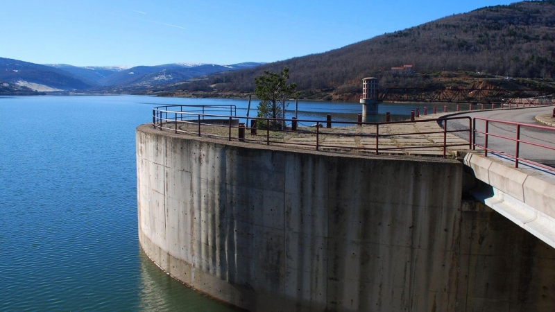 El embalse de Los Fayos recibe aguas con una elevada carga contaminante por la intensa presión de la industria, la ganadería y la agricultura sobre el río Queiles y los arroyos que desembocan en él.