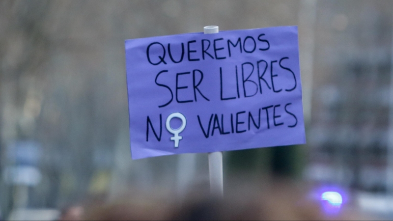 Una pancarta en una manifestación por el 8M, Día Internacional de la Mujer, desde la plaza de Atocha hasta la de Colón, a 8 de marzo de 2022, en Madrid.