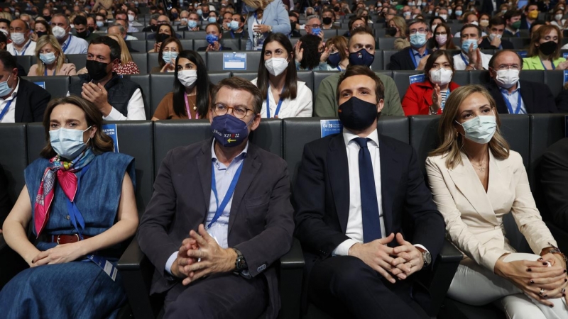 La portavoz parlamentaria del PP, Cuca Gamarra; el presidente de Galicia, Alberto Núñez Feijóo; el actual presidente del partido, Pablo Casado, y su mujer, Isabel Torres Orts, durante el XX Congreso Nacional del partido en Sevilla que comienza este vierne