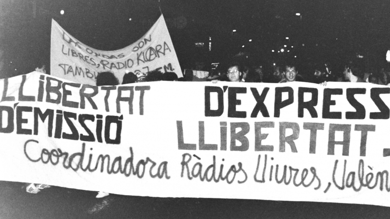 Manifestació dels anys 80 a València per demanar la llibertat d'emissió de les ràdios lliures.