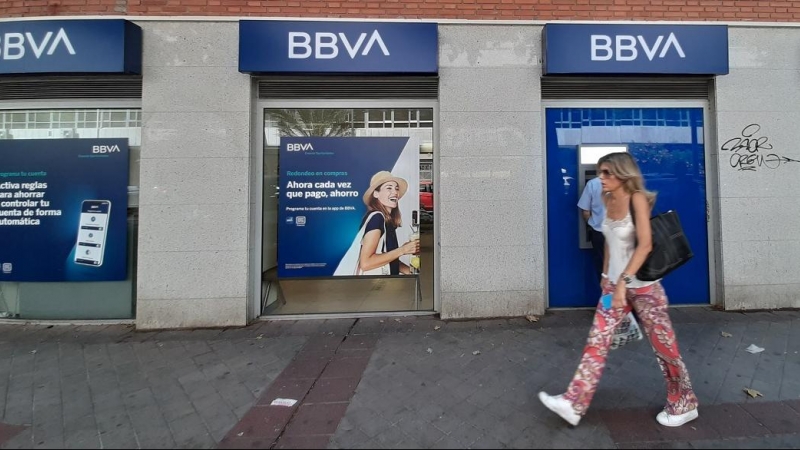 Una mujer pasa una oficina bancaria del BBVA en Madrid. E.P./Eduardo Parra