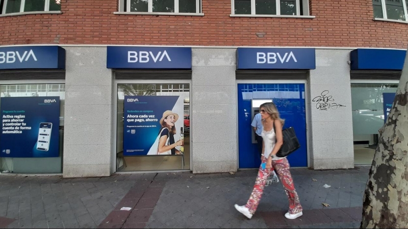 Una mujer pasa una oficina bancaria del BBVA en Madrid. E.P./Eduardo Parra