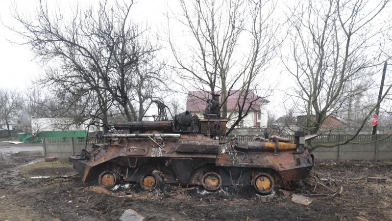 01/04/2022 Un vehículo militar dañado es visto en Nova Basan, una localidad cercana a Kiev, durante el avance ucraniano en la zona en busca de una retirada de las tropas rusas