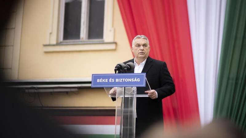 Una fotografía proporcionada por la oficina de prensa del primer ministro húngaro muestra al primer ministro húngaro, Viktor Orban, pronunciando un discurso ante sus seguidores durante el mitin electoral final de su partido Fidesz en Szekesfehervar, Hungr