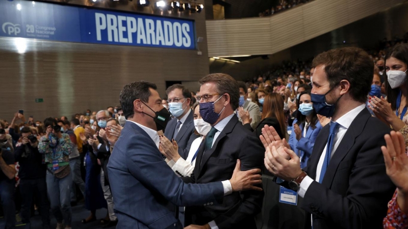 02/04/2022 El presidente de la Junta de Andalucía, Juanma Moreno, abraza a nuevo líder del Partido Popular, Alberto Núñez Feijóo, en presencia de Pablo Casado, durante la segunda jornada del XX Congreso Nacional del PP que se celebra en Sevilla