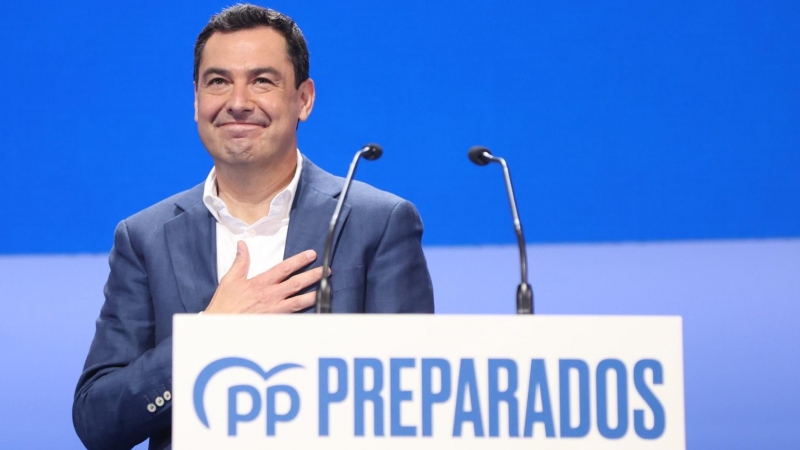 El presidente del PP en Andalucía y presidente de la Junta de Andalucía, Juanma Moreno, durante su intervención en el segundo y último día del congreso del PP .