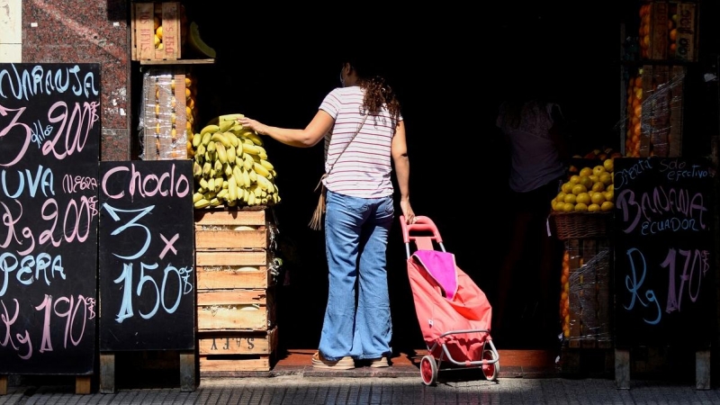 17/03/2022 Una persona echa un vistazo a unos plátanos de un mercado de Buenos Aires, Argentina