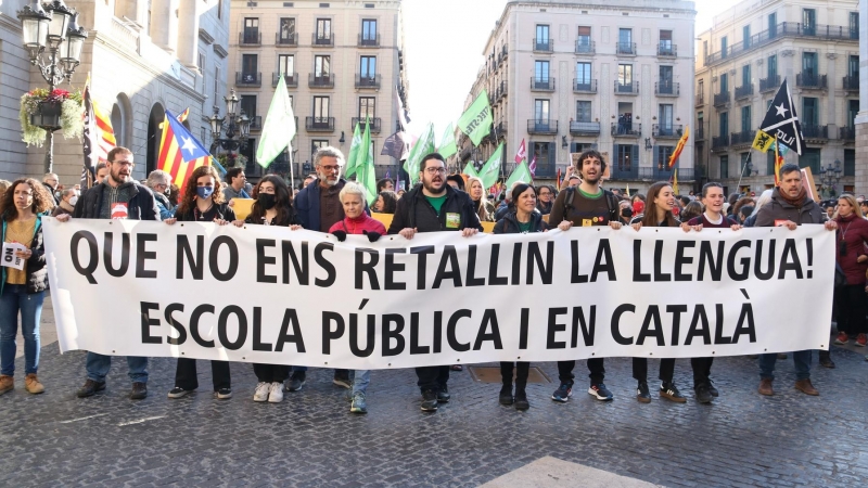 Manifestació a la plaça de Sant Jaume de Barcelona contra la sentència del 25% en castellà i en defensa de l'escola en català.