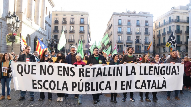 Manifestació a la plaça de Sant Jaume de Barcelona contra la sentència del 25% en castellà i en defensa de l'escola en català.