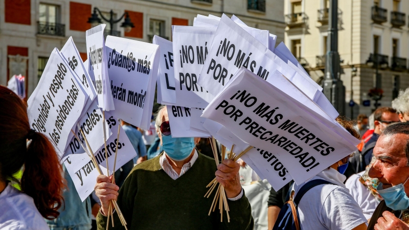 Componentes de Marea de Residencias sostienen pancartas durante la manifestación convocada por una ley estatal 'justa, digna y consensuada', en Madrid, (España), a 26 de septiembre de 2020