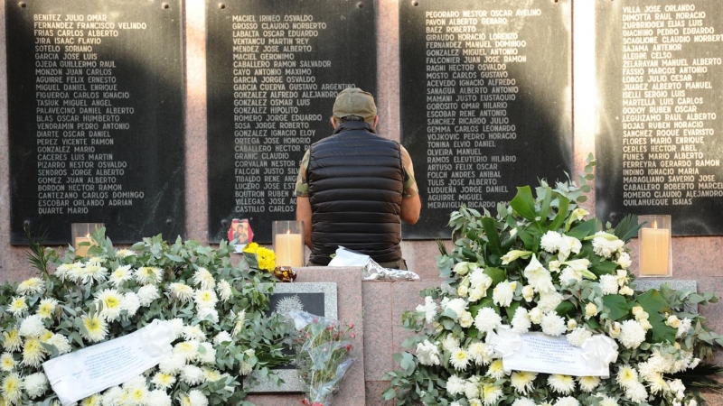 02/04/2021 Un hombre observa el Monumento a los Caidos en Malvinas, al cumplirse 40 años desde el inicio del conflicto bélico con el Reino Unido por la soberanía de las islas, hoy, en Buenos Aires (Argentina)