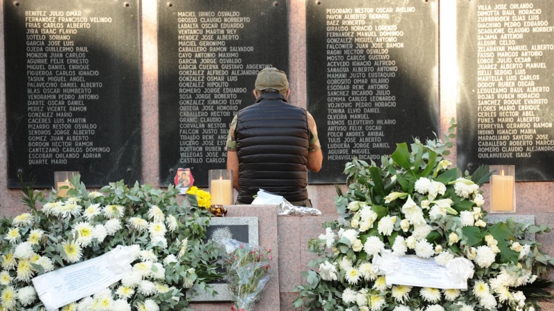 02/04/2021 Un hombre observa el Monumento a los Caidos en Malvinas, al cumplirse 40 años desde el inicio del conflicto bélico con el Reino Unido por la soberanía de las islas, hoy, en Buenos Aires (Argentina)