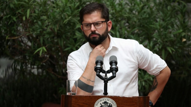 14/03/2022 El presidente chileno Gabriel Boric escucha a una pregunta durante una rueda de prensa con periodistas extranjeros en el Palacio de la Moneda (Santiago de Chile)