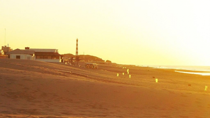 Una imagen de archivo de un paisaje con el faro de Claromecó al fondo