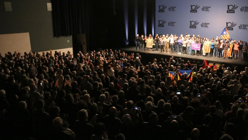 El Teatre-Auditori de Sant Cugat del Vallès, dempeus en la cloenda de l'acte d'inici del desè aniversari de l'ANC.