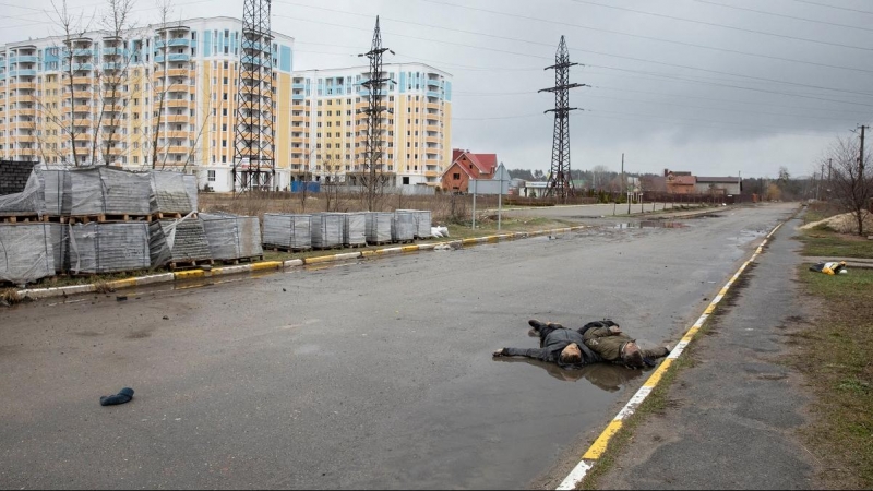 Cuerpos de personas, que según los residentes fueron tiroteados por soldados rusos, yacen en la calle, en medio de la invasión de Rusia a Ucrania, en Bucha , Ucrania 3 de abril de 2022.