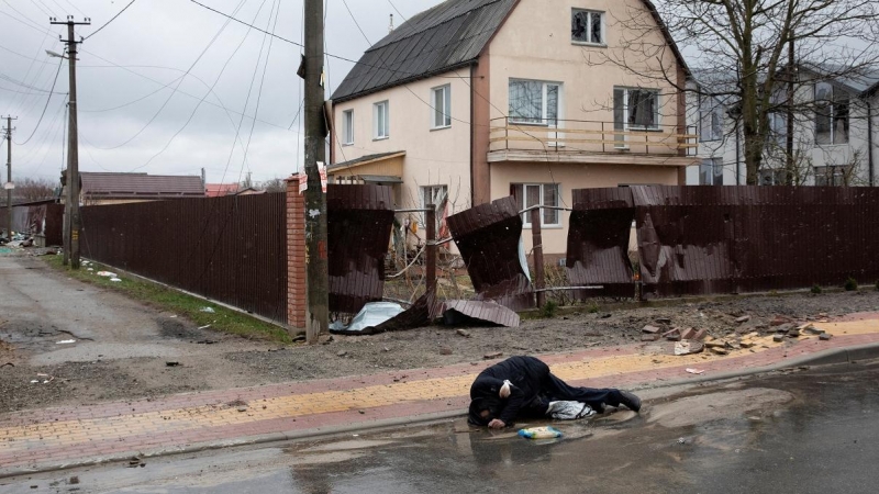 El cuerpo de una persona yace junto a una vivienda en Bucha, cerca de Kiev, después de haber sido tiroteado por soldados rusos el 3 de abril.