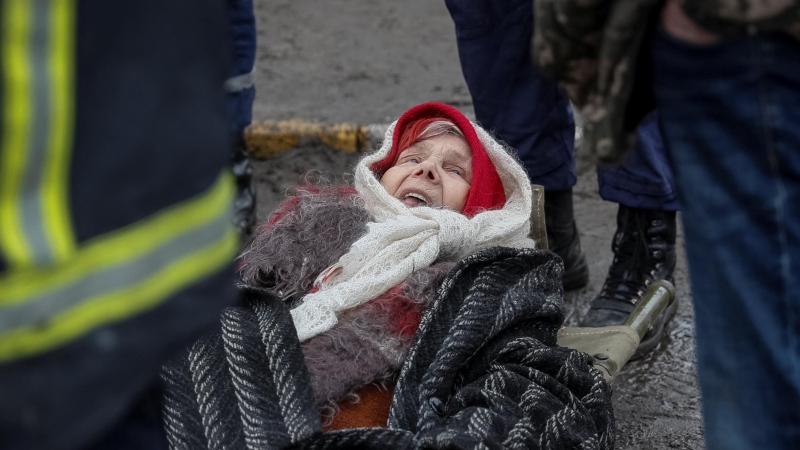 Los rescatistas evacuan a una anciana en medio del ataque en curso de Rusia contra Ucrania, en la ciudad de Irpin, cerca de Kiev.