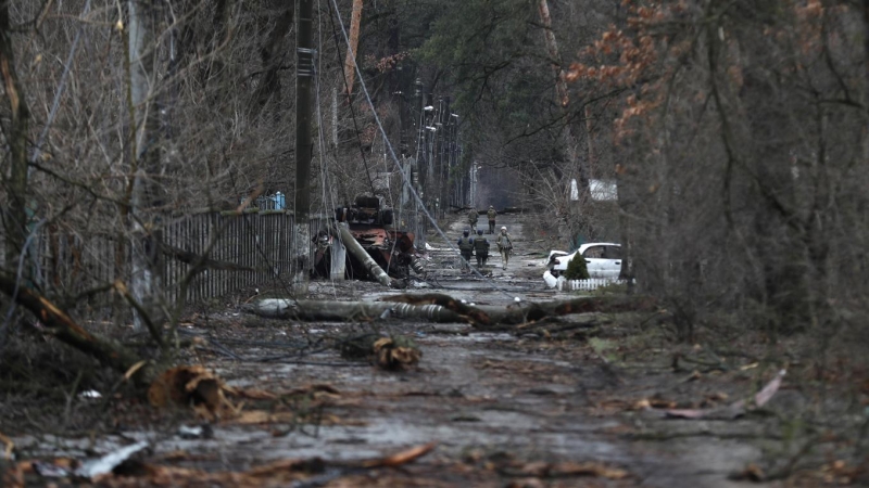 Militares ucranianos patrullando en la ciudad de Irpin, cerca de Kiev, Ucrania, 02 de abril de 2022.