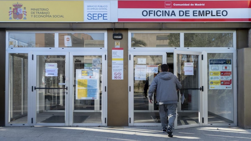 Un hombre entra en la Oficina de Empleo de Moratalaz, a 27 de enero de 2022, en Moratalaz, Madrid.