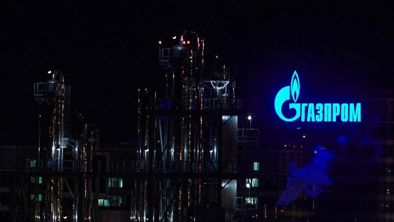 El logotipo de la empresa energética Gazprom se ve en una planta de la corporación estatal rusa en San Petersburgo.
