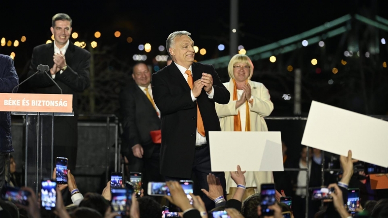 03/04/2022- El primer ministro húngaro, Viktor Orban, aplaude durante el acto del partido gobernante Fidesz-KDNP tras las elecciones generales y el referéndum nacional sobre la ley de protección de la infancia en Budapest, Hungría, el 3 de abril de 2022