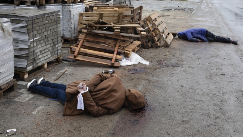 Los cuerpos de los civiles ucranianos muertos en la invasión rusa yacen en una calle de la pequeña ciudad de Bucha en el área de Kiev (Kiev), Ucrania, el 3 de abril de 2022.