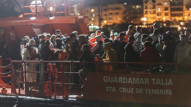 5/4/22-La Salvamar Talía llega al puerto de Arguineguín con varios migrantes a 14 de septiembre de 2021 en Gran Canaria.