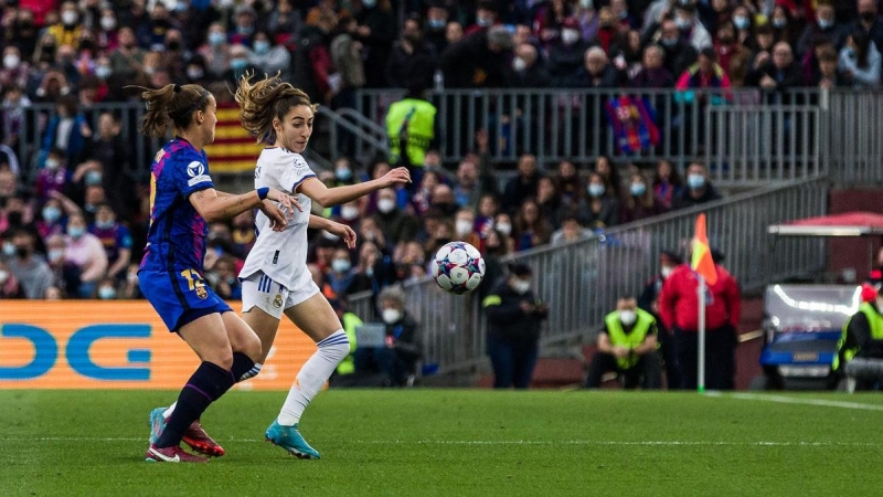 5/4/22-Olga Carmona del Real Madrid en acción contra Patri Guijarro del FC Barcelona durante el partido de cuartos de final de la Liga de Campeones de la UEFA entre el FC Barcelona y el Real Madrid CF en el Camp Nou el 30 de marzo de 2022 en Barcelona