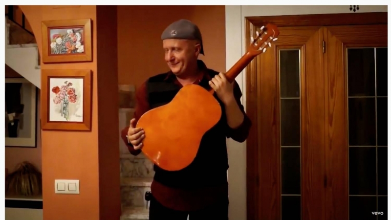 Captura del vídeo donde sale Paco Sanz tocando la guitarra.