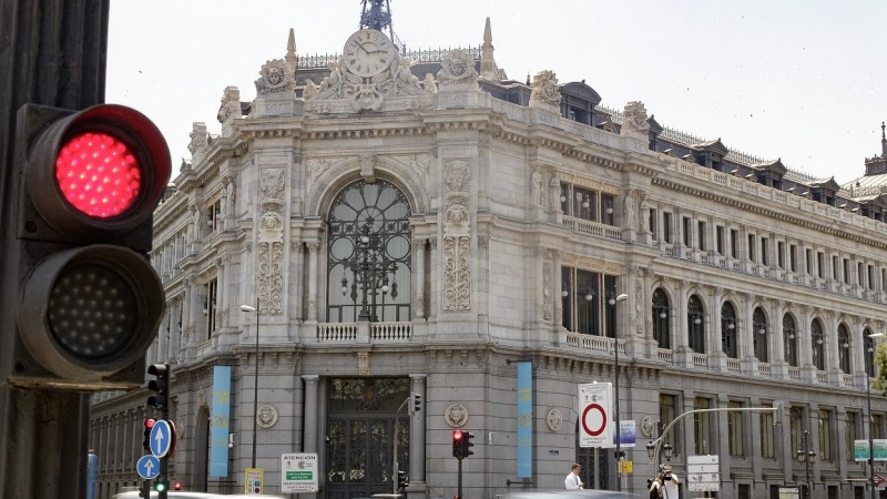 Un semáforo en rojo, cerca del edificio del Banco de España, en la confluencia del Paseo del Prado y la madrileña calle de Alcalá, en Madrid. E.P./Eduardo Parra