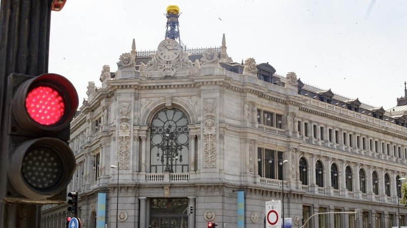 Un semáforo en rojo, cerca del edificio del Banco de España, en la confluencia del Paseo del Prado y la madrileña calle de Alcalá, en Madrid. E.P./Eduardo Parra