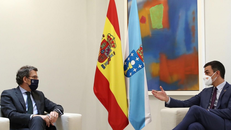 El presidente del Gobierno, Pedro Sánchez, y el presidente de la Xunta de Galicia, Alberto Núñez Feijóo, durante una reunión en enero de 2021.