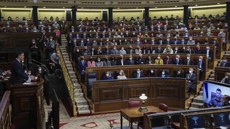 El presidente del Gobierno, Pedro Sánchez tras la intervención por videoconferencia del presidente de Ucrania, Volodímir Zelenski en el Congreso de los Diputados este 5 de abril de 2022.