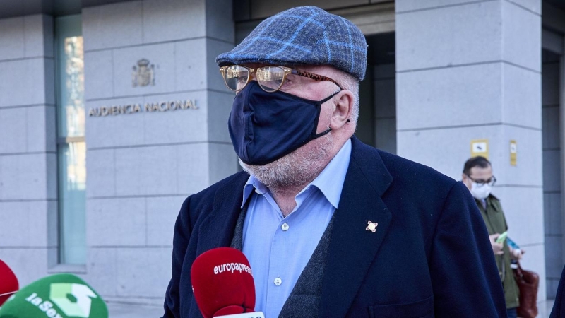 El comisario jubilado José Manuel Villarejo, ofrece declaraciones a los medios a su llegada a la Audiencia Nacional para declarar como investigado en relación con CENYT, el pasado 28 de febrero de 2022.