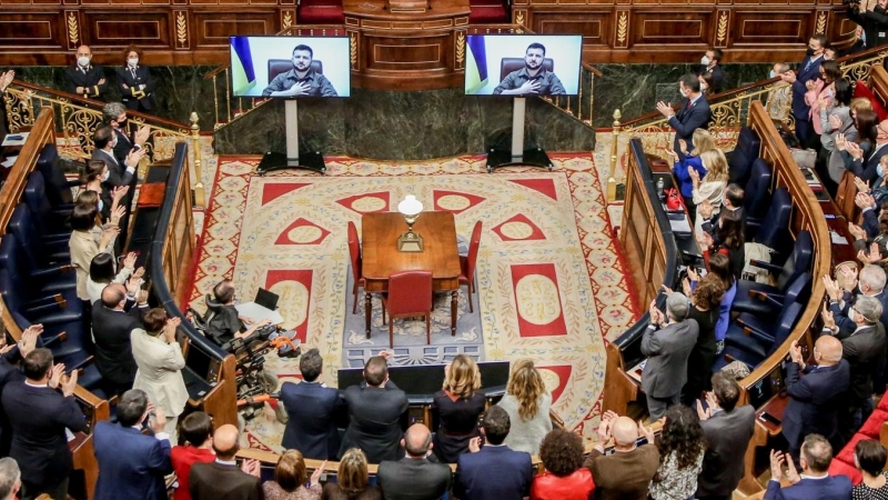 (5/04/2022) Asistentes aplauden tras la comparecencia telemática del presidente de Ucrania, Volodímir Zelenski, en el hemiciclo del Congreso de los Diputados.