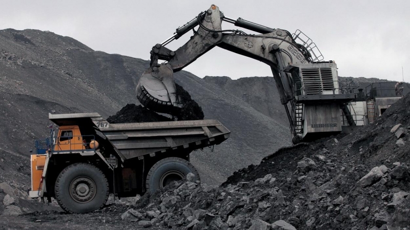 Una máquina carga un camión volquete con carbón en la mina a cielo abierto de Chernigovsky, en las afueras de la ciudad de Beryozovsky, en Siberia (Rusia). REUTERS/Ilya Naymushin