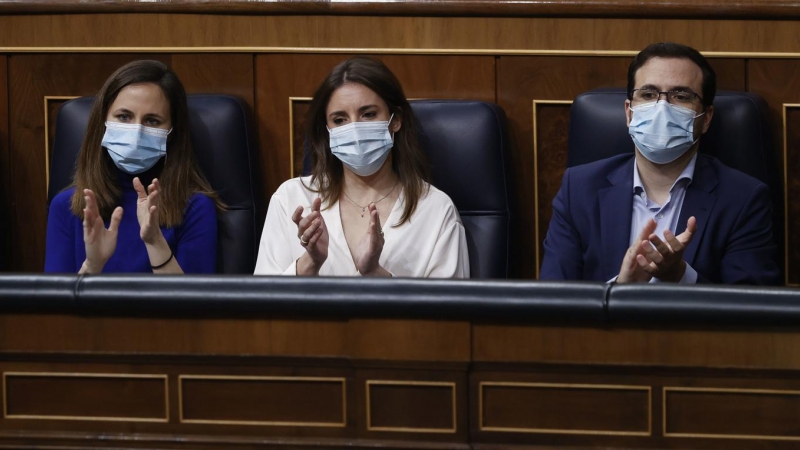 06/04/2022.- Las ministras de Derechos Sociales, Ione Belarra (i), y de Igualdad, Irene Montero, y el responsable de Consumo, Alberto Garzón, aplauden durante la sesión de control al Gobierno, este miércoles, en el Congreso de los Diputados. EFE/ Emilio N