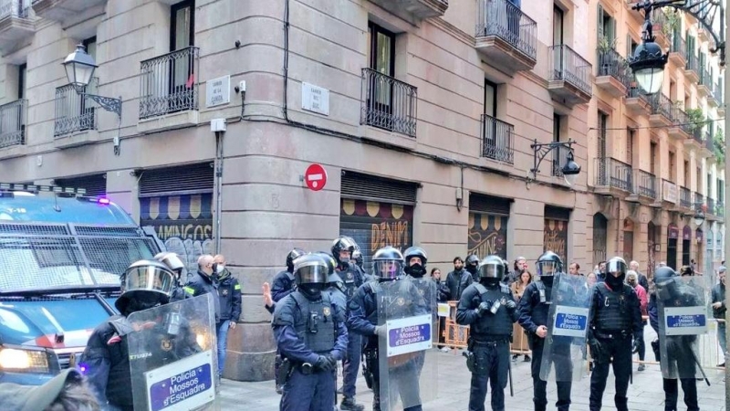 Desplegament policial pel desallotjament de la Casa Àfrica.