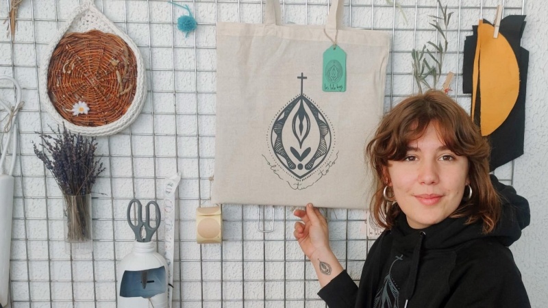 La emprendedora soriana Laura Marín, creadora de la marca ‘Olé tu toto’ en su taller.