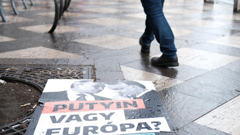 Imagen de un cartel de la oposición caído en el suelo con el mensaje Putin o Europa.