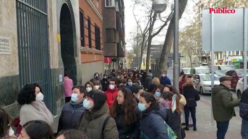 Colas en las proximidades del Colegio de Enfermería de Madrid durante las elecciones, a 6 de abril de 2022.