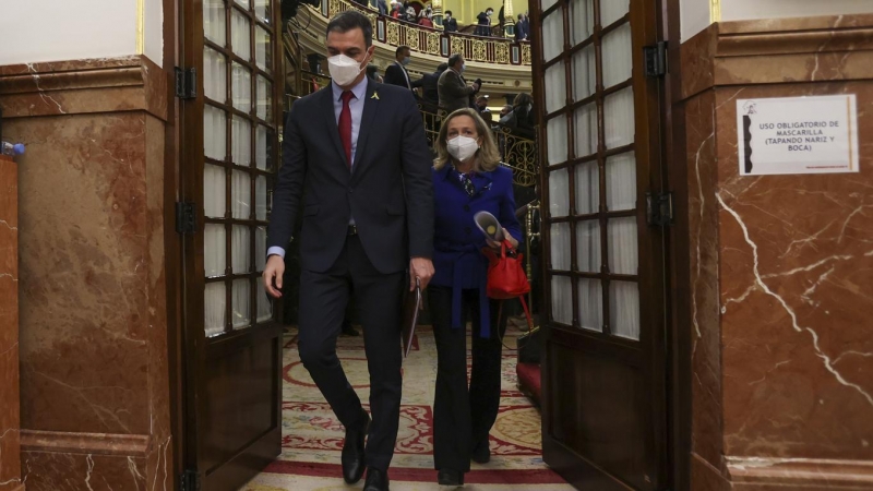 05/04/2022.- El presidente del Gobierno, Pedro Sánchez seguido por la vicepresidenta primera y ministra de Asuntos Económicos y Transformación Digital, Nadia Calviño a su salida del hemiciclo del Congreso donde esta tarde ha intervenido por videoconferenc