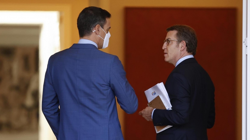 El presidente del Gobierno, Pedro Sánchez, recibe al nuevo líder del PP, Alberto Núñez Feijóo, este jueves en el Palacio de la Moncloa en Madrid.
